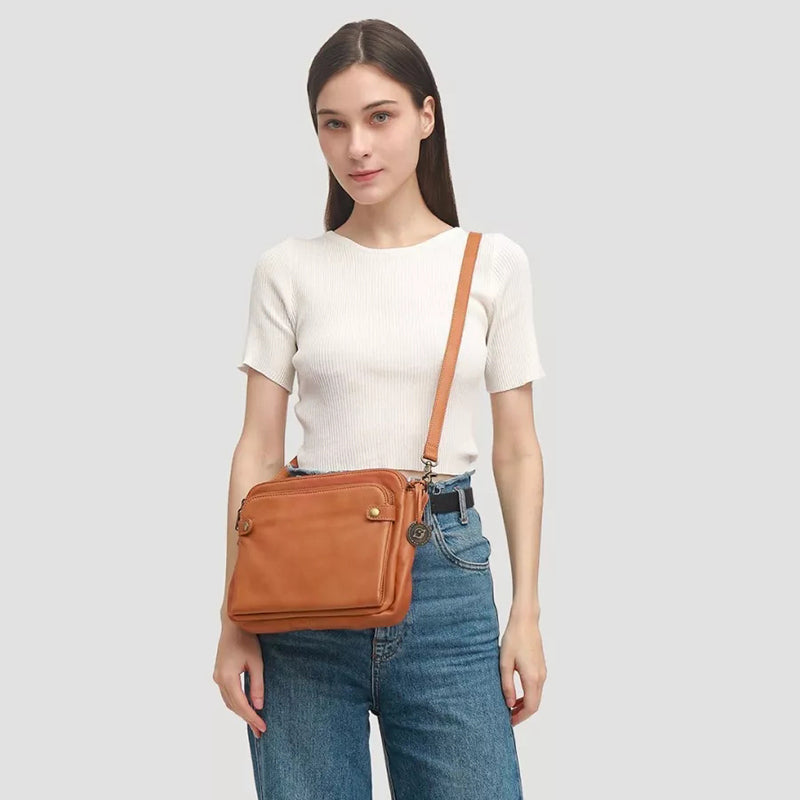 "Brun läder damväska, multifunktionell crossbody, elegant design, rymmer iPad, med RFID-skydd, modern look."