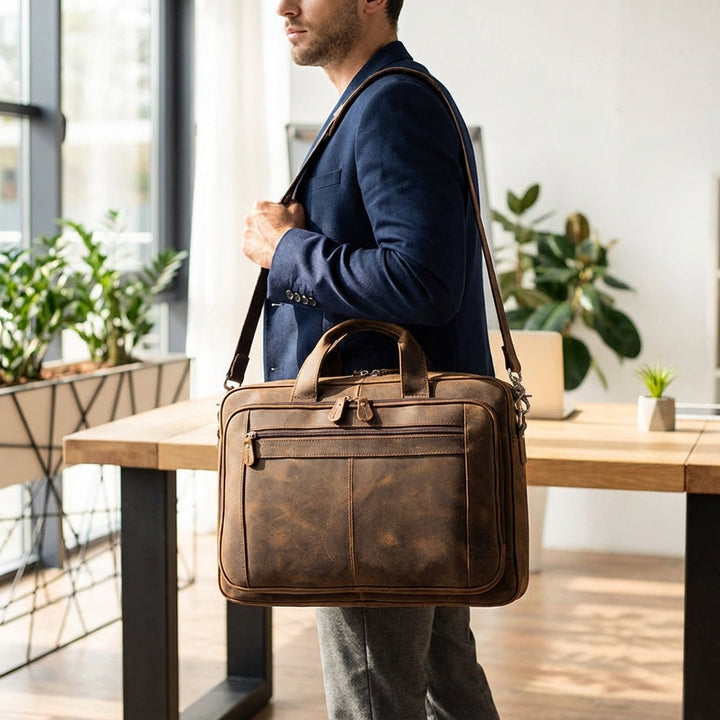 Brun professionell läder laptopväska för 17-tums datorer. Stilren arbetsväska för kontor och resor, med gott om förvaring.
