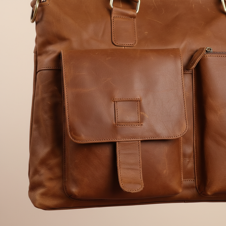 Elegant vintage skinnportfölj i chokladbrun färg för herr. Passar som kontors- och affärsväska.