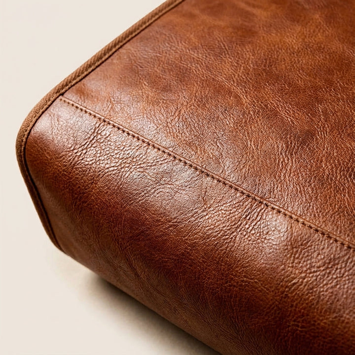 Elegant herrryggsäck i brun, strukturerad design. Idealiskt som laptopryggsäck för arbete, resor och pendling.