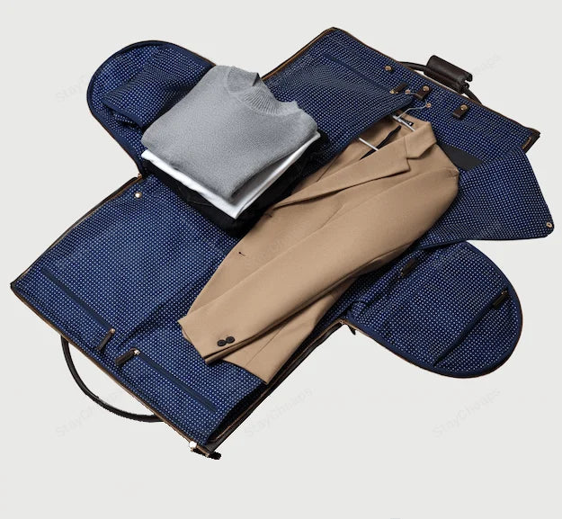 Stor svart weekendväska med integrerat skofack. Robust handbagage för unisex resor, enkelt att bära.
