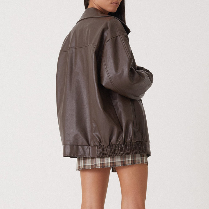 Stilren svart streetwear-jacka för dam, överdimensionerad modell, bekväm för vardagsbruk.