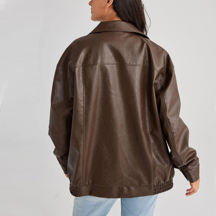 Modern brun damjacka, avslappnad design, ett mångsidigt plagg för höstens mode.