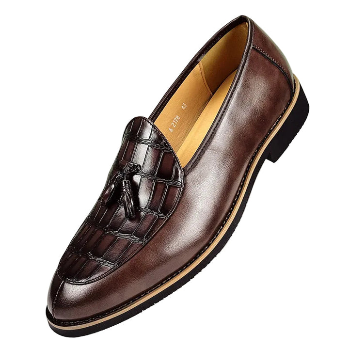 Bruna herrloafers med krokodilprägling, tofsar och bekväm gummisula för en elegant stil.