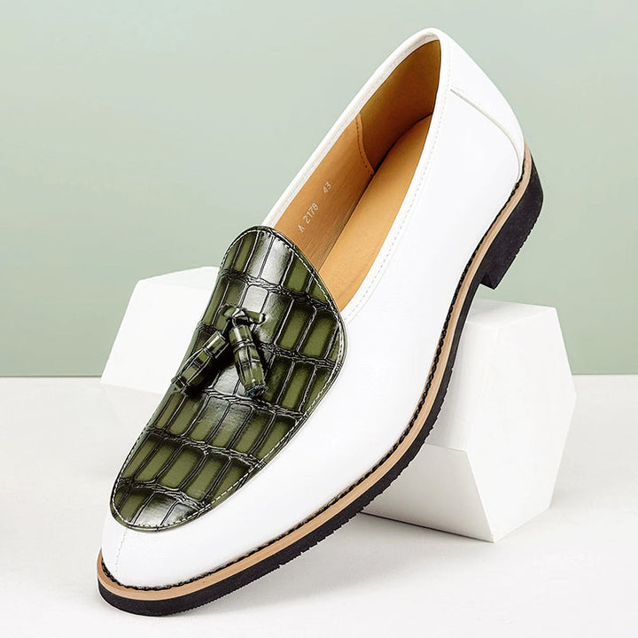 Herrloafers i brunt läder med sofistikerad krokodilprägling och dekorativa tofsar, sidovy.