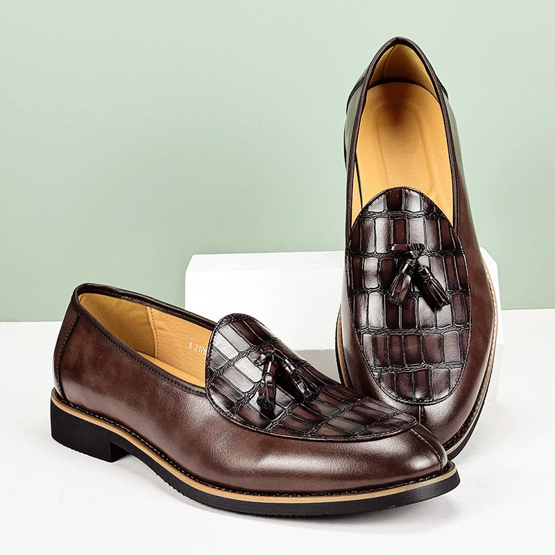 Eleganta vardagsskor: bruna loafers för män med krokodilmönster och stiliga tofsar.
