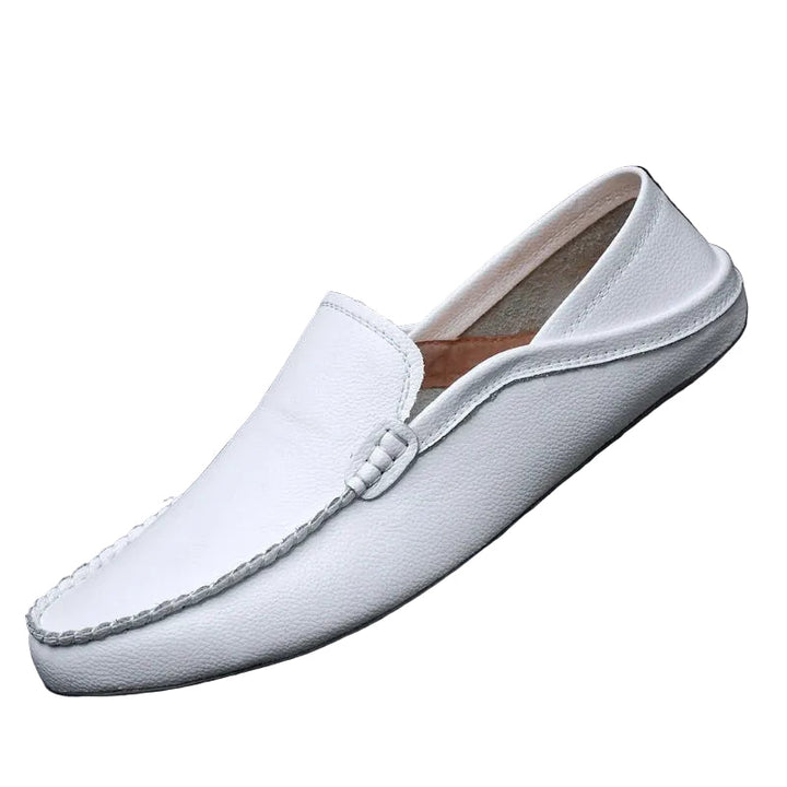 Bruna loafers i slätt läder för herr, perfekt för stilfull komfort och avslappnade sommaroutfits.