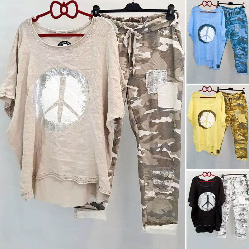 "Camo tvådelad damdräkt med fredstecken, mjukt polyester, chic och tidlös design, perfekt för sommarens casual stil."