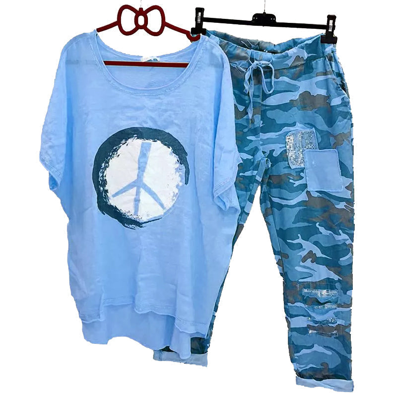 "Camo tvådelad damdräkt med fredstecken, mjukt polyester, chic och tidlös design, perfekt för sommarens casual stil."
