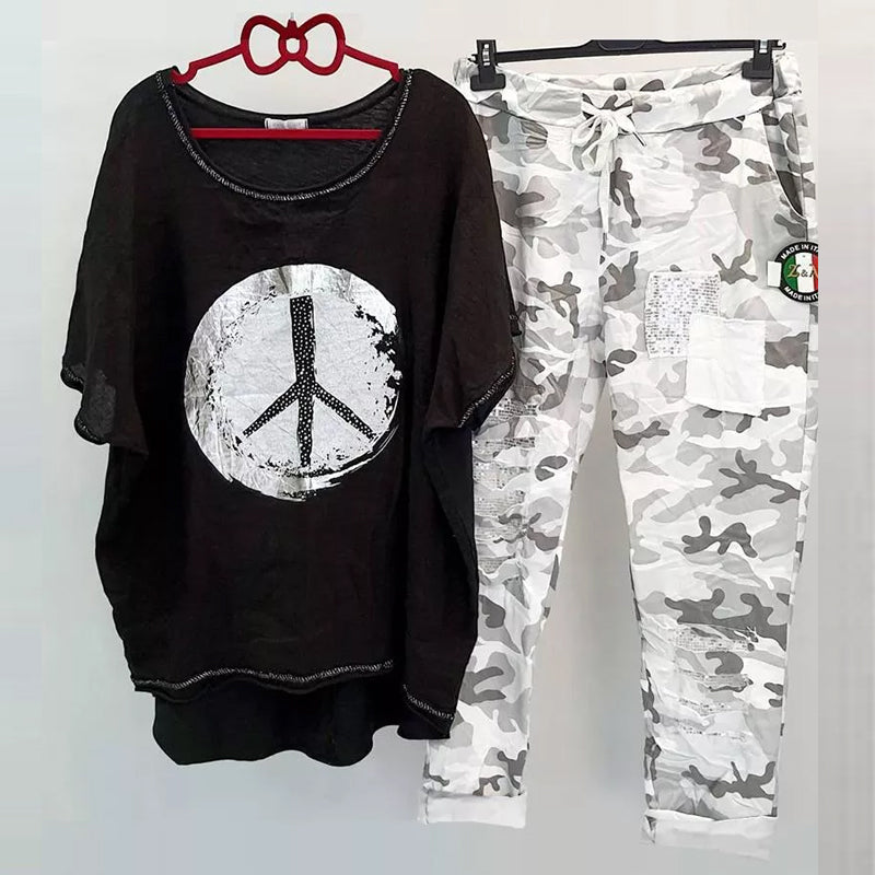 "Camo tvådelad damdräkt med fredstecken, mjukt polyester, chic och tidlös design, perfekt för sommarens casual stil."