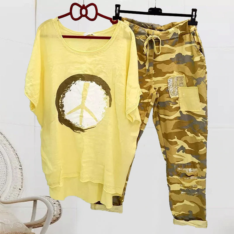 "Camo tvådelad damdräkt med fredstecken, mjukt polyester, chic och tidlös design, perfekt för sommarens casual stil."