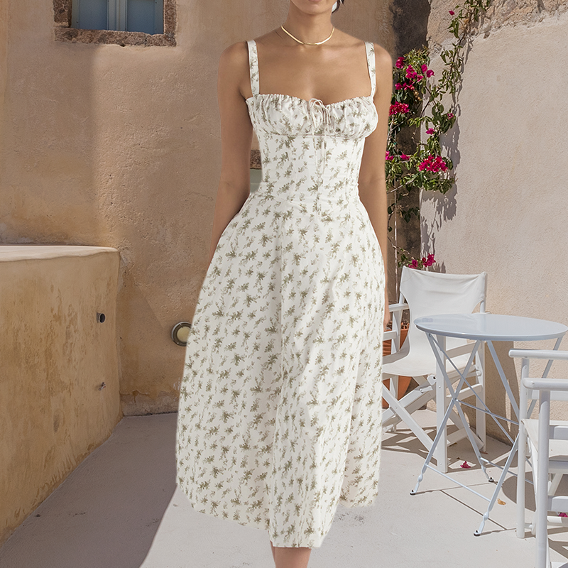 "Carmen Tryckt Bustier solklänning med elegant tryck och bustier liv, perfekt för sommarfester och feminina uttryck."