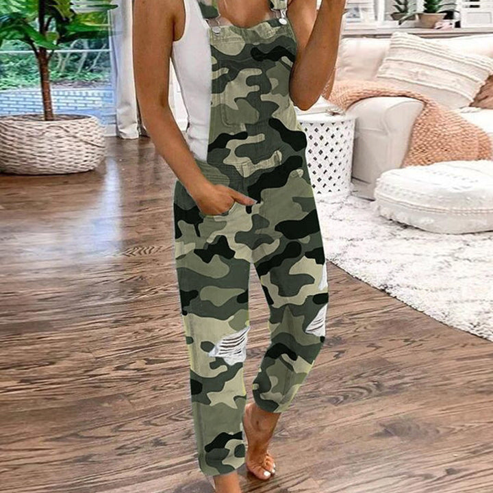 "Casual dam denim jumpsuit i blått med fickor, avslappnad passform, framifrån vy. Perfekt för vardag och fest."