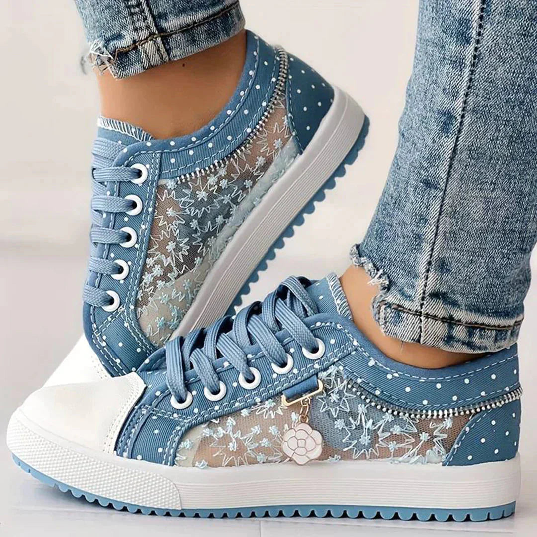 Celina damsneakers med elegant blommig spets. Bekväma vårskor & sommarskor för fritid & vardag.