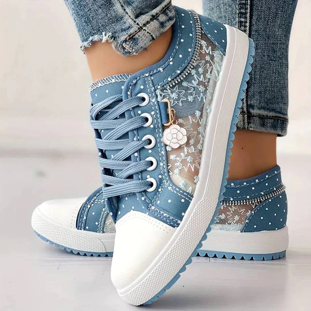 Nära bild på Celina damsneakers med detaljerad blommig spets. Eleganta sommarskor & vårskor.