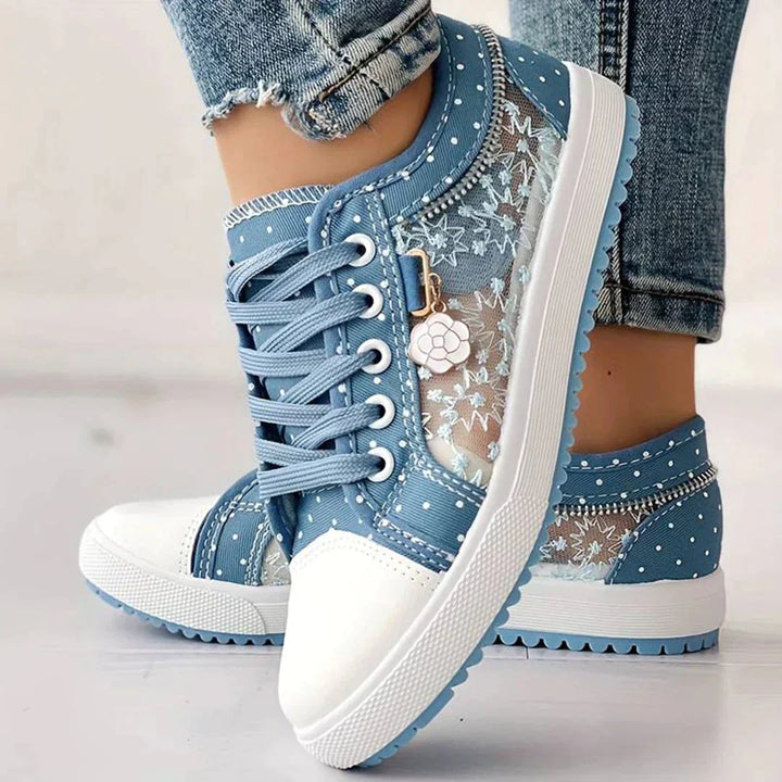 Nära bild på Celina damsneakers med detaljerad blommig spets. Eleganta sommarskor & vårskor.