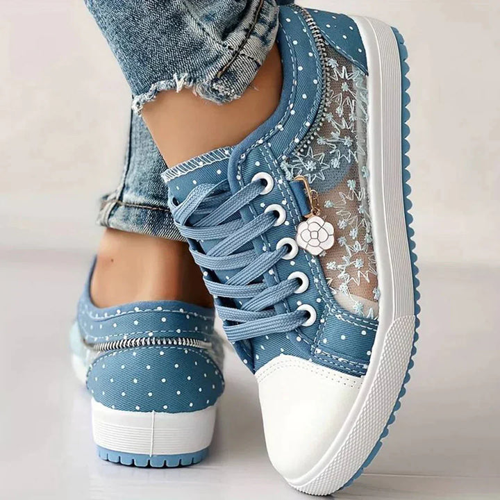 Celina damsneakers med blommig spets. Eleganta & bekväma skor för dam. Perfekta vår- & sommarskor.