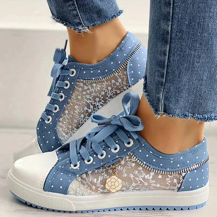 Eleganta Celina damsneakers med blommig spets. Bekväma fritidsskor för dam, perfekta som vår- & sommarskor.