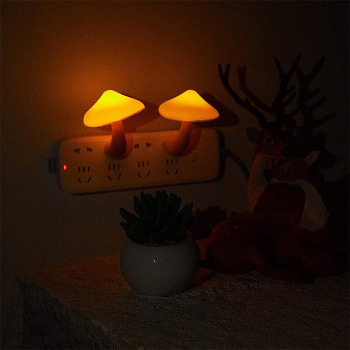 "Charmig gul svampformad nattlampa med LED-belysning, skapar mysig atmosfär, kompakt design, placeras enkelt."
