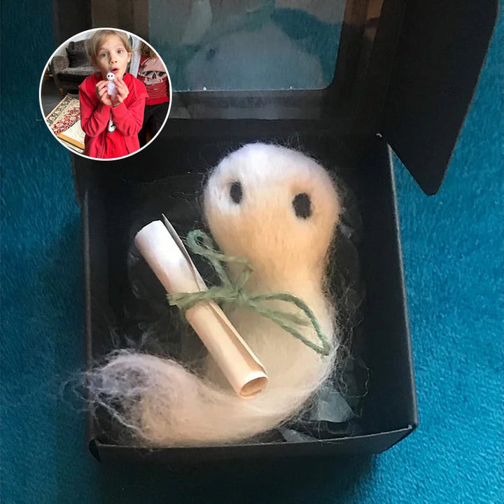 "Charmig handgjord filttom med unika detaljer, perfekt för Halloweendekoration, vilande i svart silkespapper."