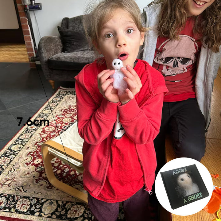 "Charmig handgjord filttom med unika detaljer, perfekt för Halloweendekoration, vilande i svart silkespapper."