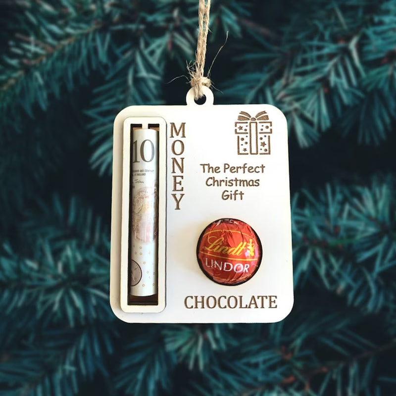 "Charmig handgjord julpengahållare i trä med färgstark design, perfekt för minnesvärda julgåvor, rymmer sedlar."