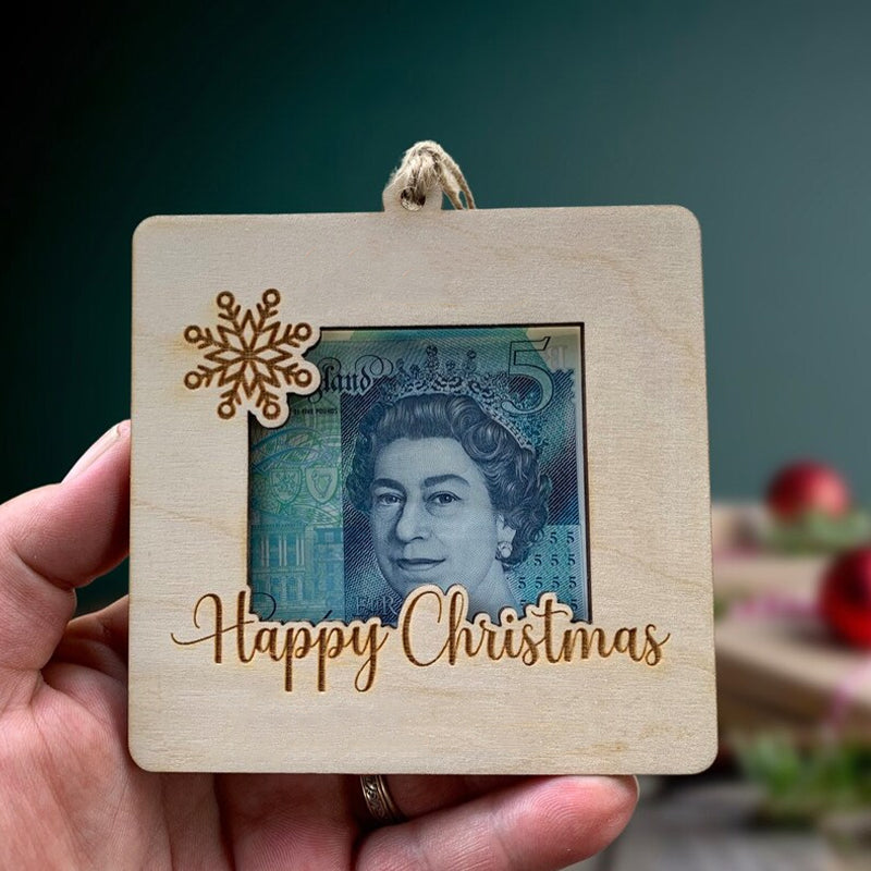 "Charmig handgjord julpengahållare i trä med färgstark design, perfekt för minnesvärda julgåvor, rymmer sedlar."