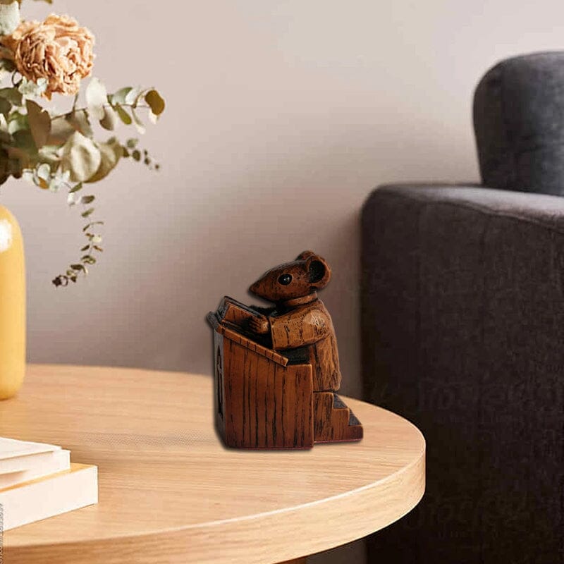 "Charmig kyrkomusdekoration i harts, prästerlig gestalt med bok, perfekt för unik heminredning; bedårande design."