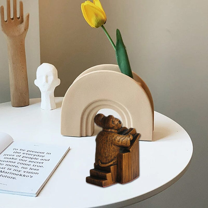 "Charmig kyrkomusdekoration i harts, prästerlig gestalt med bok, perfekt för unik heminredning; bedårande design."