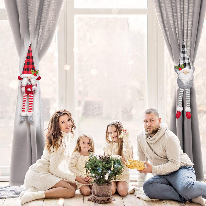 "Charmiga julgardinspännen med tomte- och snögubbemotiv i röd och grå polyester för festlig juldekoration."