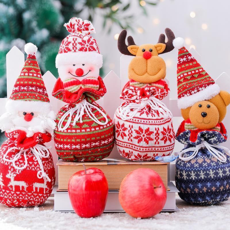 "Charmiga julklappspåsar med 3D-motiv som jultomte och snögubbe i filt, linne och pleuche för julklappsinslagning."