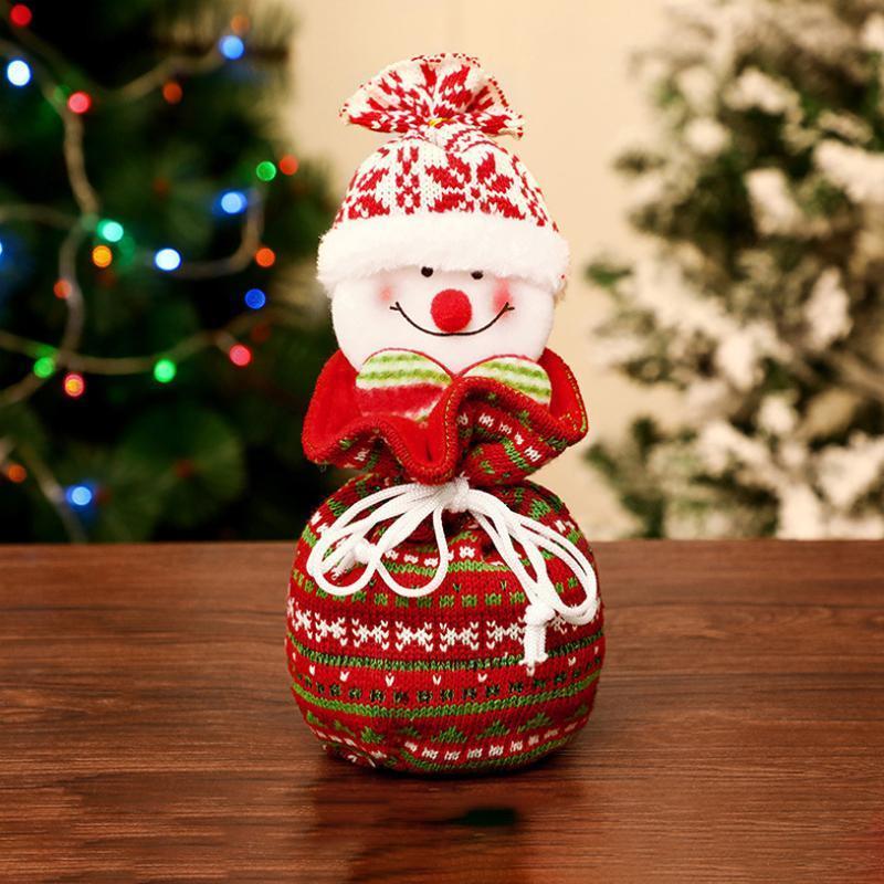 "Charmiga julklappspåsar med 3D-motiv som jultomte och snögubbe i filt, linne och pleuche för julklappsinslagning."
