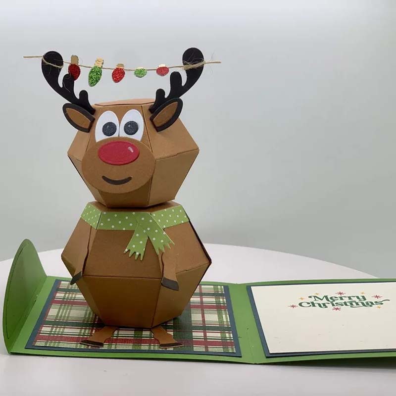 "Charmigt 3D Pop Up julkort med snögubbe och renar, färgglad scen som sprider julglädje."