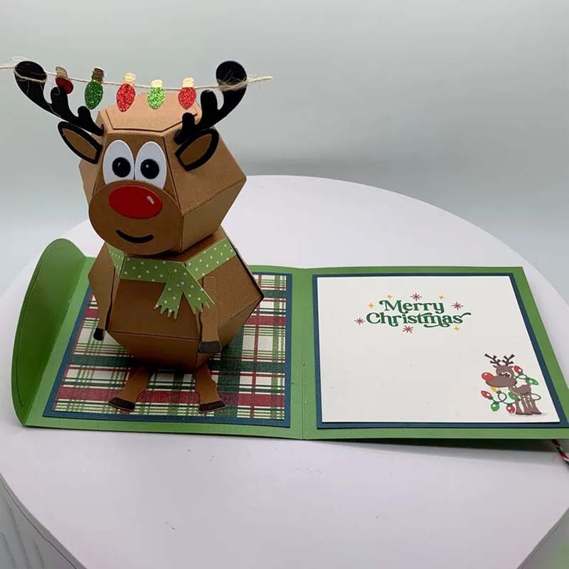 "Charmigt 3D Pop Up julkort med snögubbe och renar, färgglad scen som sprider julglädje."
