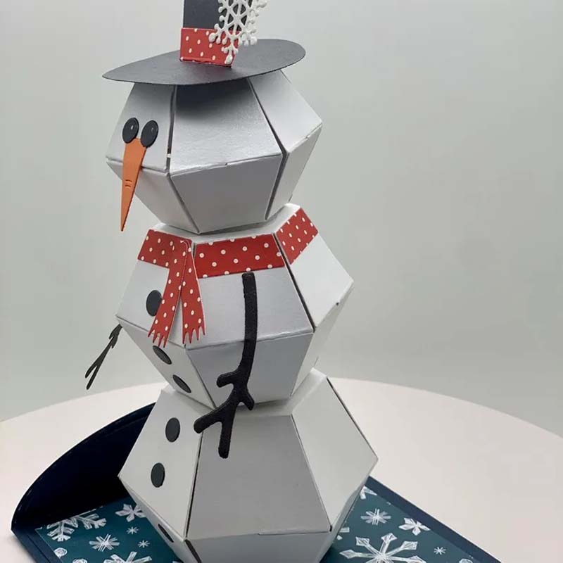 "Charmigt 3D Pop Up julkort med snögubbe och renar, färgglad scen som sprider julglädje."