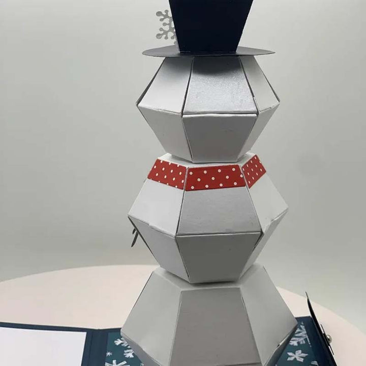 "Charmigt 3D Pop Up julkort med snögubbe och renar, färgglad scen som sprider julglädje."