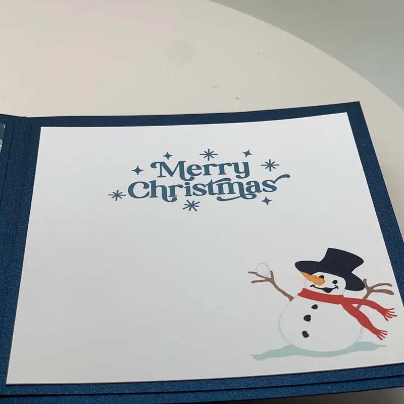 "Charmigt 3D Pop Up julkort med snögubbe och renar, färgglad scen som sprider julglädje."
