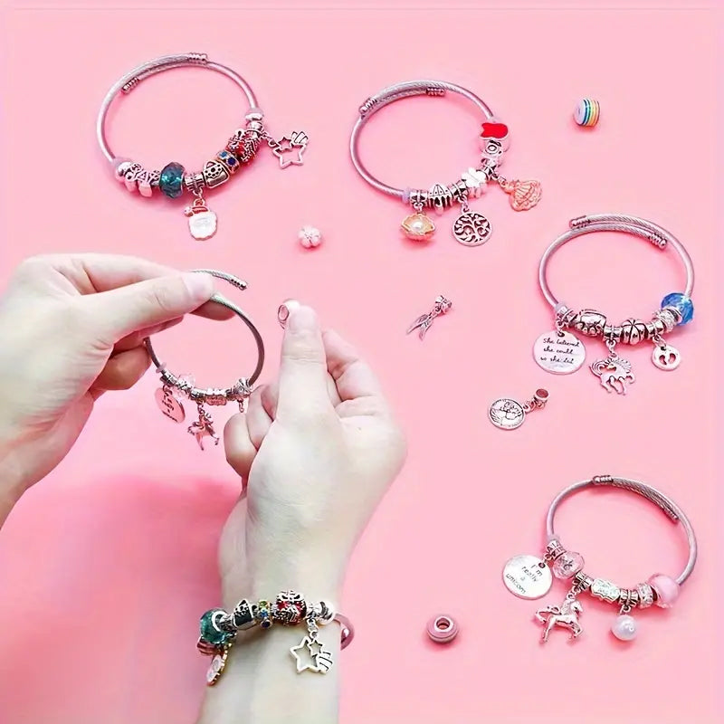 Charmigt armbands- och halsbandskit för flickor, med färgglada kristallpärlor och charmiga hängen som regnbågar och hjärtan.