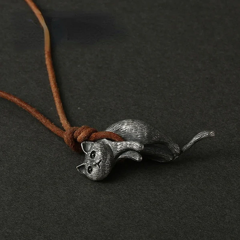 "Charmigt Scruffy katthalsband, robust koppar med silverfinish, strömning repsnöre och förtjusande katthänge"