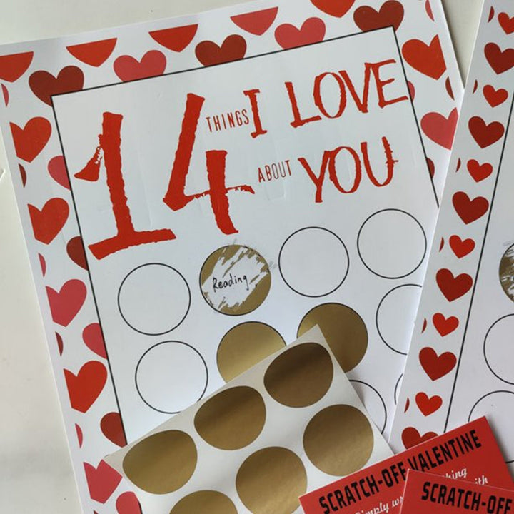 "Charmigt unisex anpassningsbart Alla hjärtans dag skrapkort med färgglad papperdesign och skrapklistermärken."