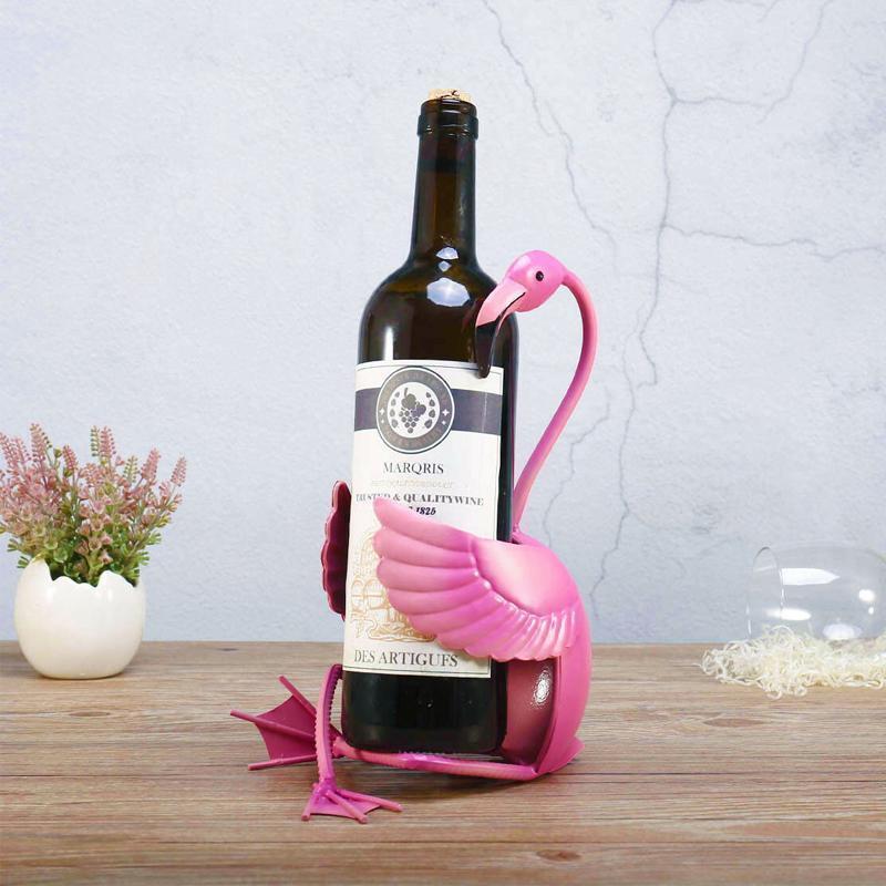 "Chic flamingo vinhållare i rosa metall, perfekt för elegant och lekfull inomhusdekoration, passar en vinflaska."