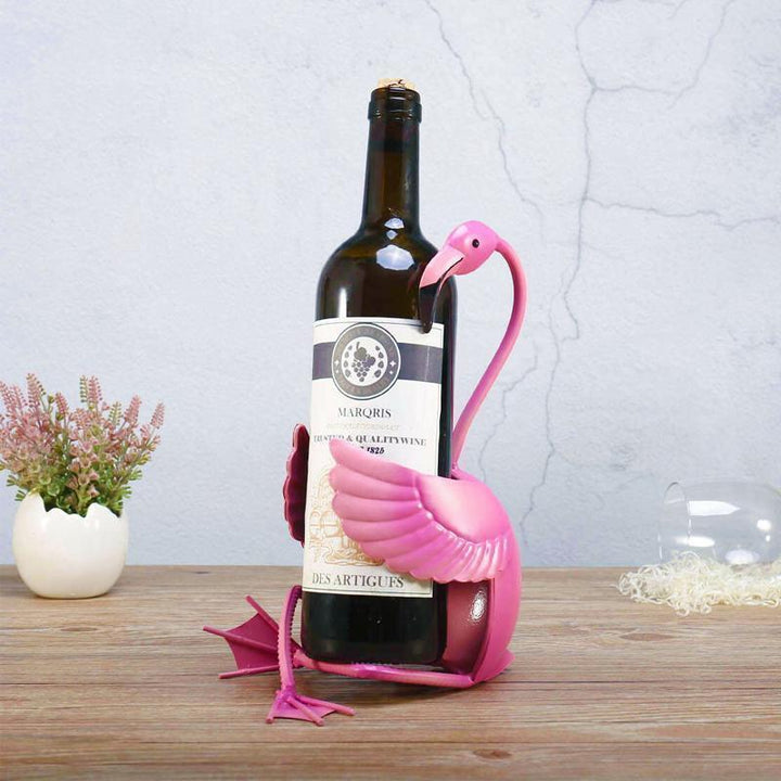 "Chic flamingo vinhållare i rosa metall, perfekt för elegant och lekfull inomhusdekoration, passar en vinflaska."