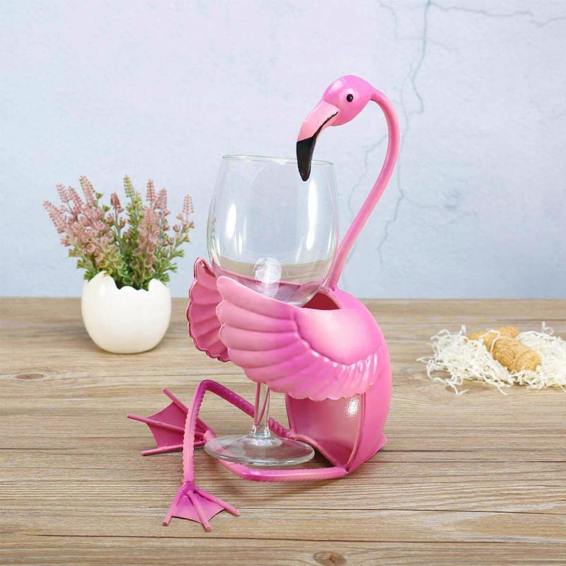"Chic flamingo vinhållare i rosa metall, perfekt för elegant och lekfull inomhusdekoration, passar en vinflaska."