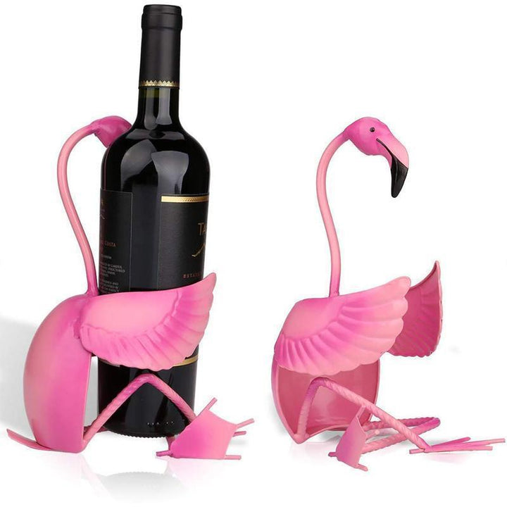 "Chic flamingo vinhållare i rosa metall, perfekt för elegant och lekfull inomhusdekoration, passar en vinflaska."