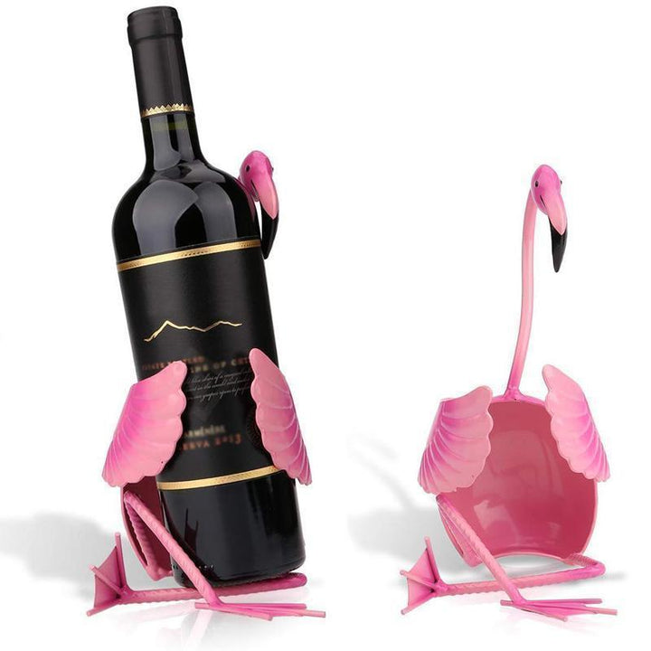 "Chic flamingo vinhållare i rosa metall, perfekt för elegant och lekfull inomhusdekoration, passar en vinflaska."