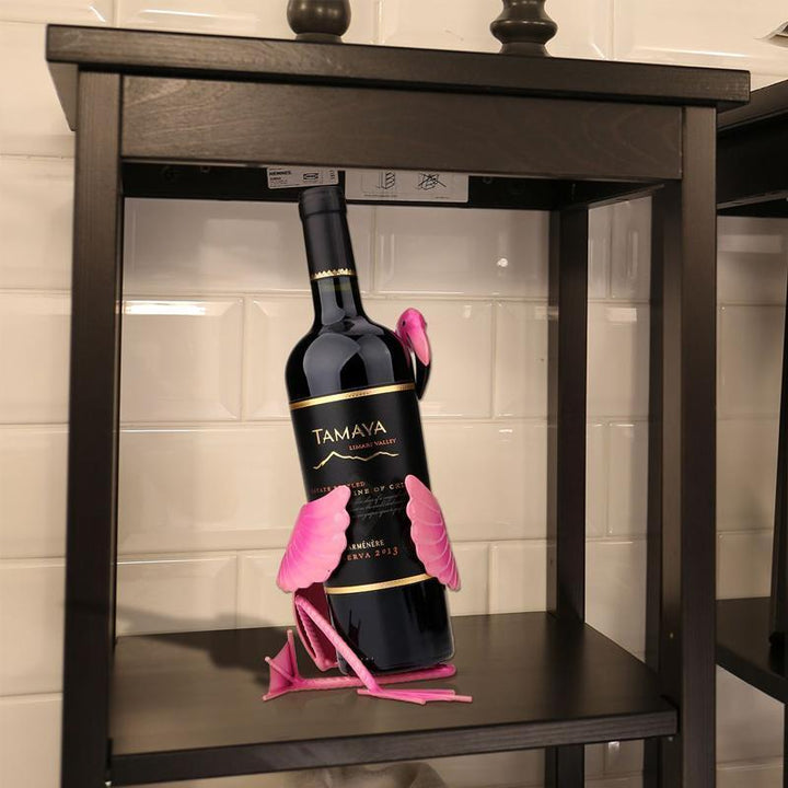 "Chic flamingo vinhållare i rosa metall, perfekt för elegant och lekfull inomhusdekoration, passar en vinflaska."