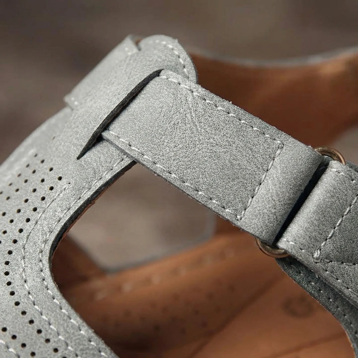 Slip-on damsandaler Chloe, fotvänliga med sluten tå och justerbar passform för daglig användning.