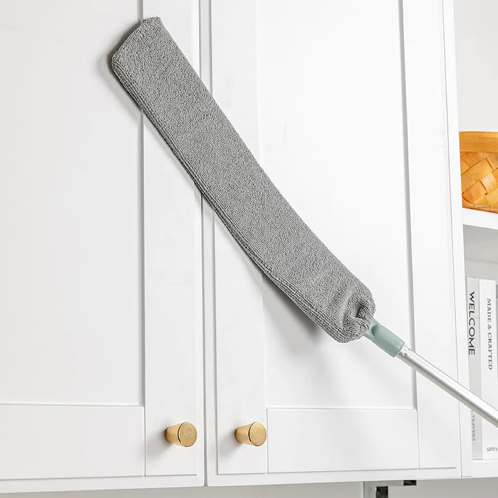 CleanSweep lång dammborste når höga hyllor och tak för dammrengöring. Smart städverktyg.