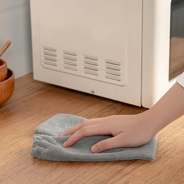 Ergonomisk handtag på CleanSweep lång dammborste. Bekväm och effektiv dammsamling.