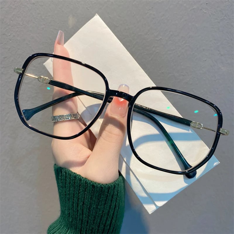 Närbild på Livia bågar, bekväma unisex läsglasögon med multifokal optik och anti-blått ljus filter.